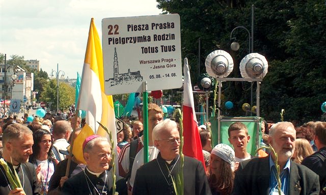 Od lewej ks.Grzegorz Kowalczyk, bp.Stanisław Kędziora, ks.prałat Zenon Majcher, Bogdan Niewiadomski
